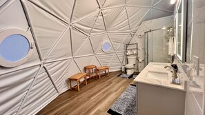 ヘアドライヤー、タオル、石鹸、シャンプー