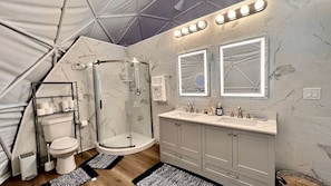 Jetted bath, hair dryer, towels, soap - Sublime Glamping Dome in Texas for Memorable Vacations in Burnet (Burnet)