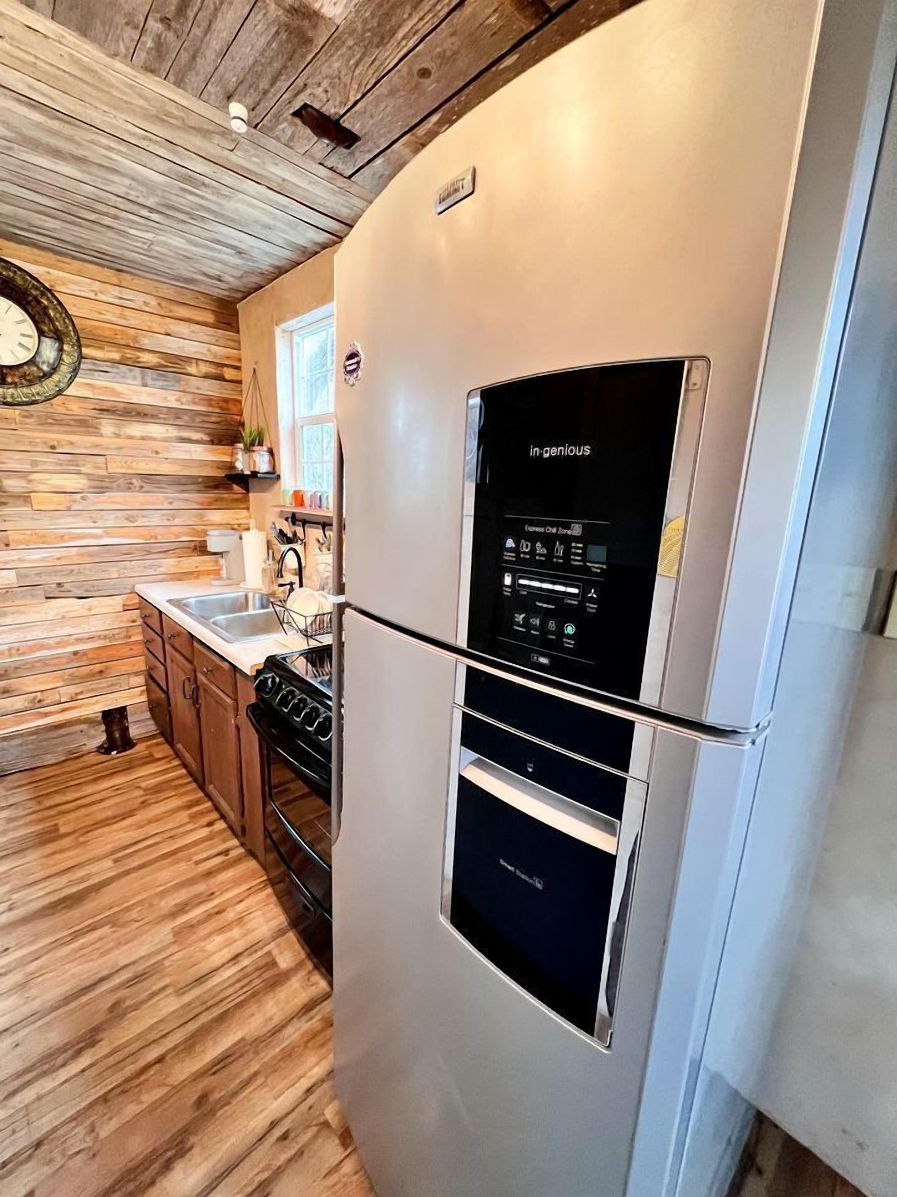 Coffee/tea maker, fridge, oven, stovetop