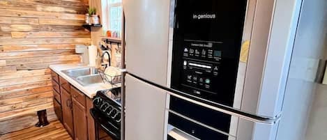 Cafeteira/chaleira, geladeira, fogão, cooktop