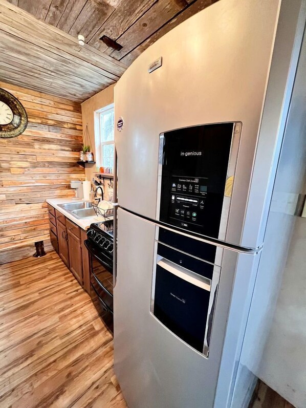 Coffee/tea maker, fridge, oven, stovetop