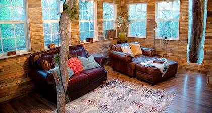 Creekside Tree House with Private Pool in Celeste, Texas, for Memorable Glamping Stays in the South