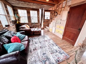 Living area - Creekside Tree House with Private Pool in Celeste, Texas, for Memorable Glamping Stays in the South (Celeste)