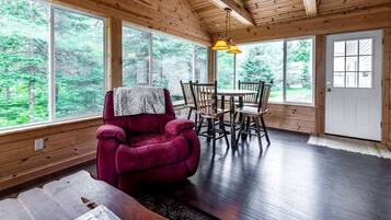 Una televisión, una chimenea