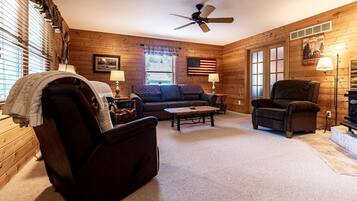 Una televisión, una chimenea