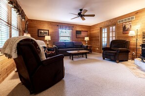 Una televisión, una chimenea