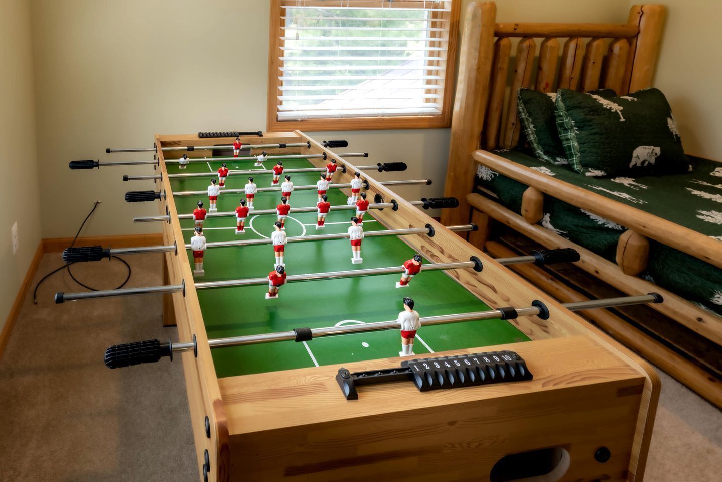 Escritorio, tabla de planchar con plancha, wifi y ropa de cama