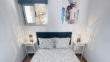 Tabla de planchar con plancha, wifi y ropa de cama