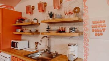 Kühlschrank, Mikrowelle, Wasserkocher mit Kaffee-/Teezubehör