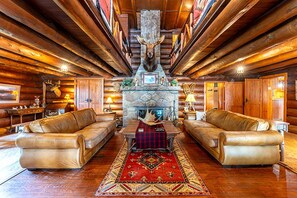 Living area - Stunning Lodge Rental for Family or Group Glamping on Big Lake, Minnesota (Ely)
