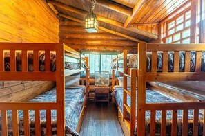 1 bedroom, WiFi - Stunning Lodge Rental for Family or Group Glamping on Big Lake, Minnesota (Ely)