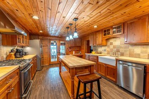 Private kitchen - Stunning Lodge Rental for Family or Group Glamping on Big Lake, Minnesota (Ely)