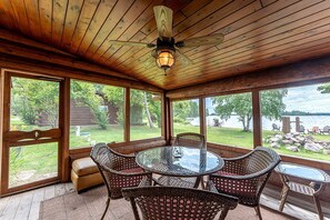 Outdoor dining - Stunning Lodge Rental for Family or Group Glamping on Big Lake, Minnesota (Ely)