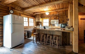 Private kitchen - Creekside Family Cabin with Deck and BBQ in Topton, North Carolina (Topton)
