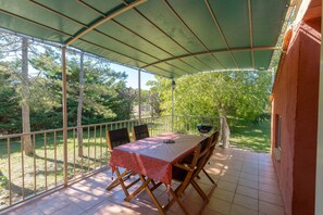 Outdoor dining - Provençal Cabin "Hématite" in Central Luberon (Gargas)
