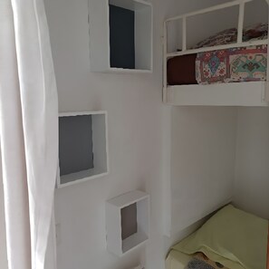 Tabla de planchar con plancha y ropa de cama