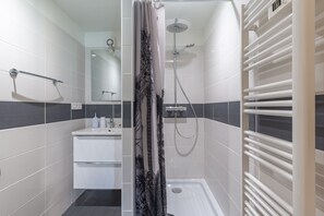 Shower, hair dryer, towels