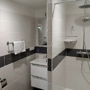 Shower, hair dryer, towels - Provençal Cabin "Hématite" in Central Luberon (Gargas)