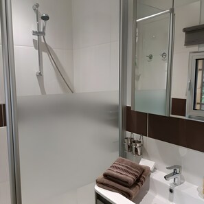 Shower, hair dryer, towels - Luberon Center, Limonite Duplex 45 m² with Pool (Gargas)