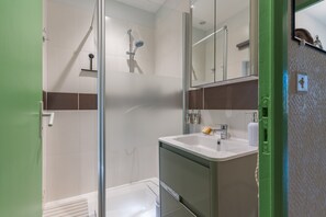 Dusche, Haartrockner, Handtücher