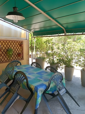 Outdoor dining - Luberon Center, Limonite Duplex 45 m² with Pool (Gargas)