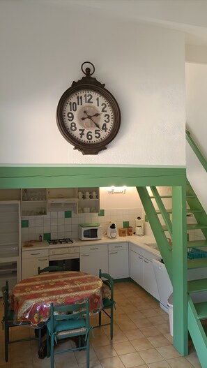 冰箱、微波炉、烤箱、炉灶