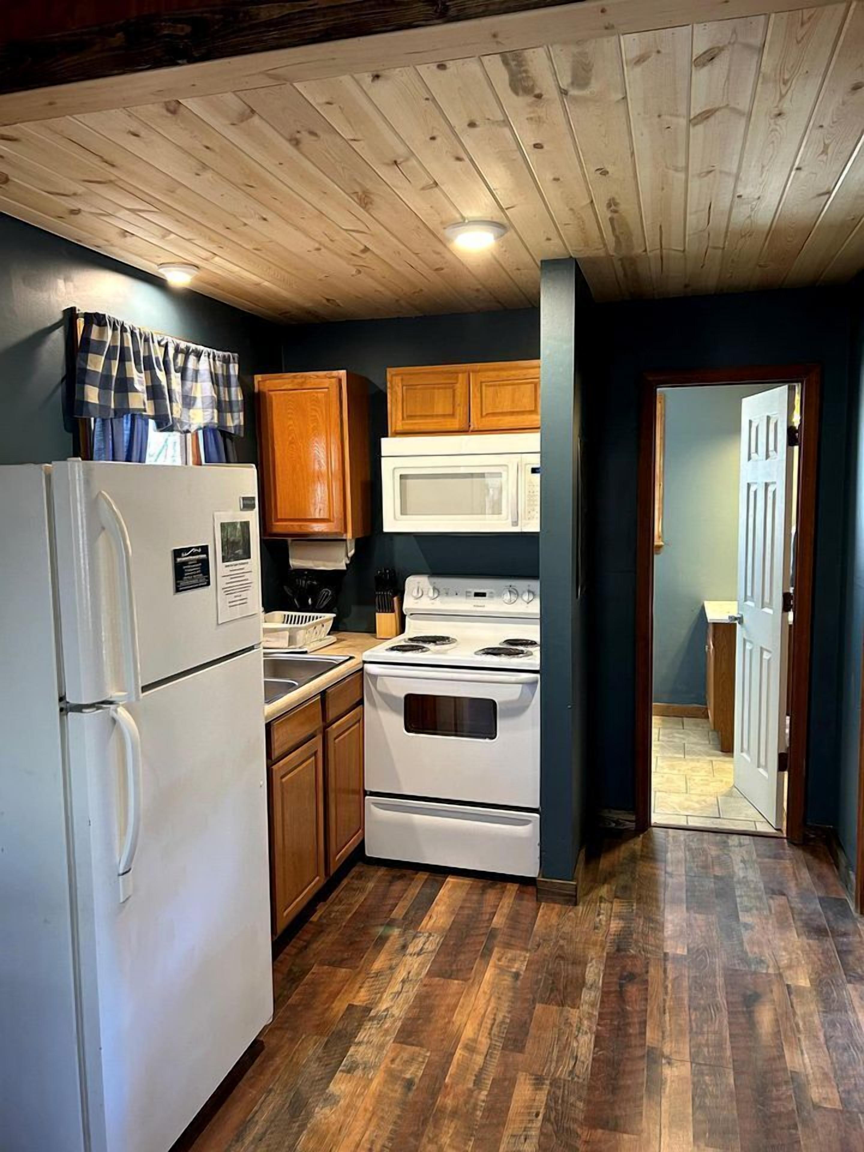 Coffee/tea maker, fridge, oven, stovetop