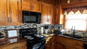 Cafetera y tetera, refrigerador, microondas y horno 