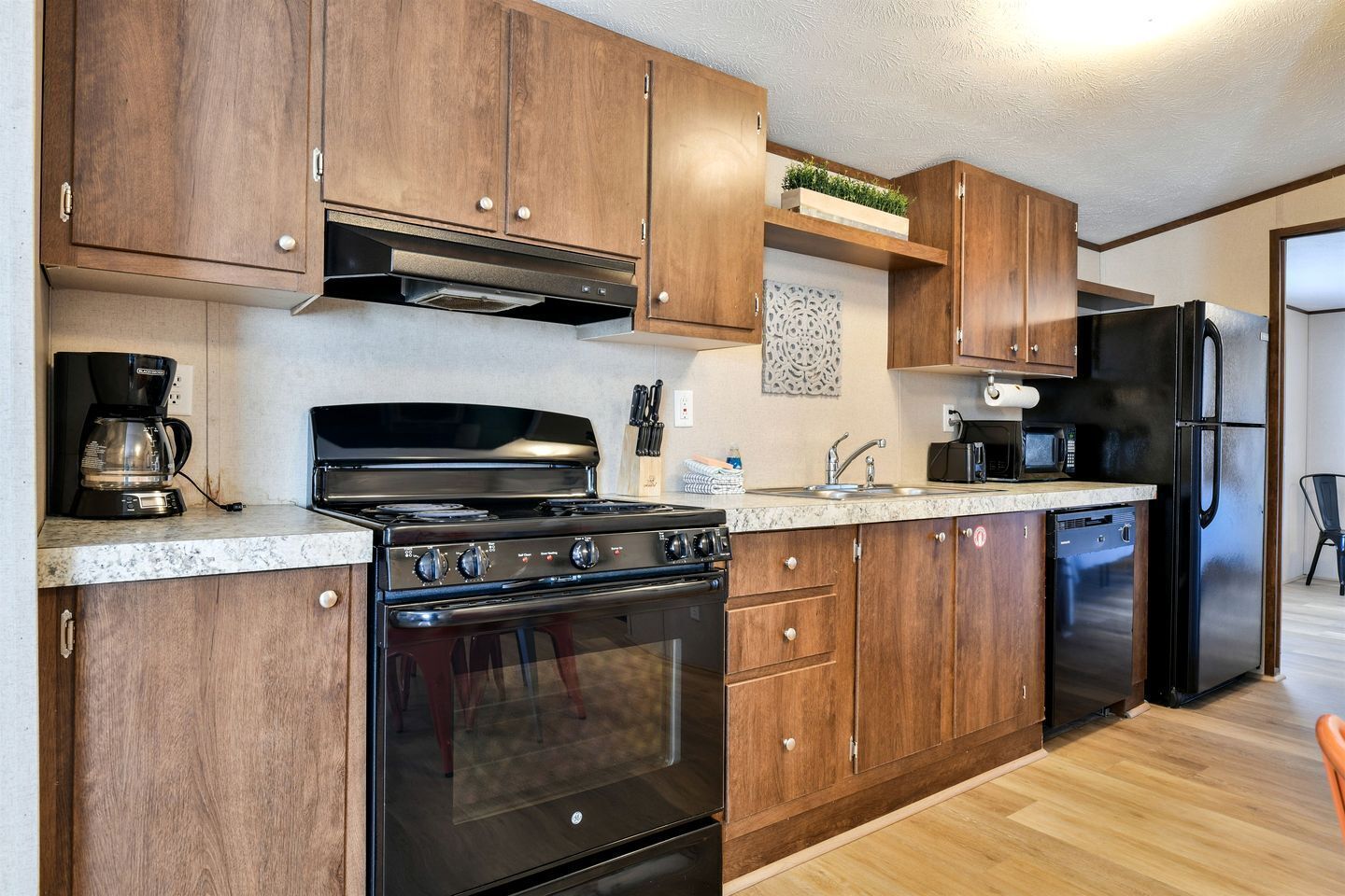 Coffee/tea maker, fridge, microwave, oven