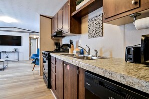 Coffee/tea maker, fridge, microwave, oven - Fully Furnished Cabin Great to Disconnect in Utah (Moab)