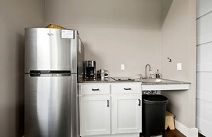 Een koelkast, een magnetron, een kookplaat