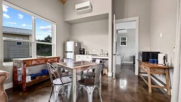 Een koelkast, een microgolfoven, een kookplaat