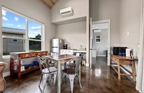 Een koelkast, een magnetron, een kookplaat