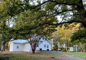 Exterior - Charming Farmhouse Cottage Perfect for Family-Friendly Getaways in Signal Mountain, Chattanooga (Signal Mountain)