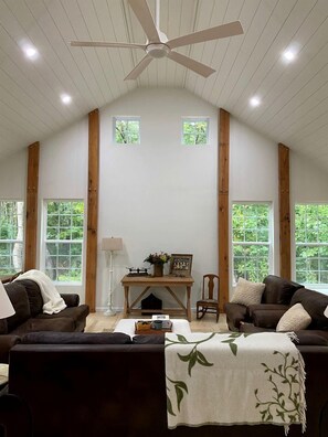 Interior - Charming Farmhouse Cottage Perfect for Family-Friendly Getaways in Signal Mountain, Chattanooga (Signal Mountain)