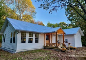 Exterior - Charming Farmhouse Cottage Perfect for Family-Friendly Getaways in Signal Mountain, Chattanooga (Signal Mountain)