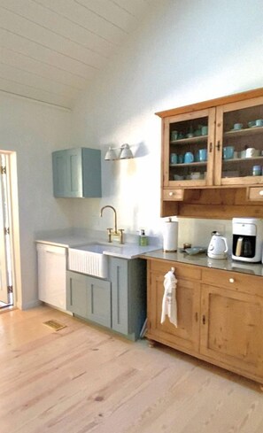 Coffee/tea maker, fridge, microwave, oven - Charming Farmhouse Cottage Perfect for Family-Friendly Getaways in Signal Mountain, Chattanooga (Signal Mountain)
