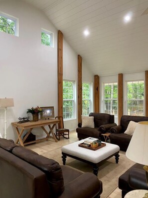 TV - Charming Farmhouse Cottage Perfect for Family-Friendly Getaways in Signal Mountain, Chattanooga (Signal Mountain)