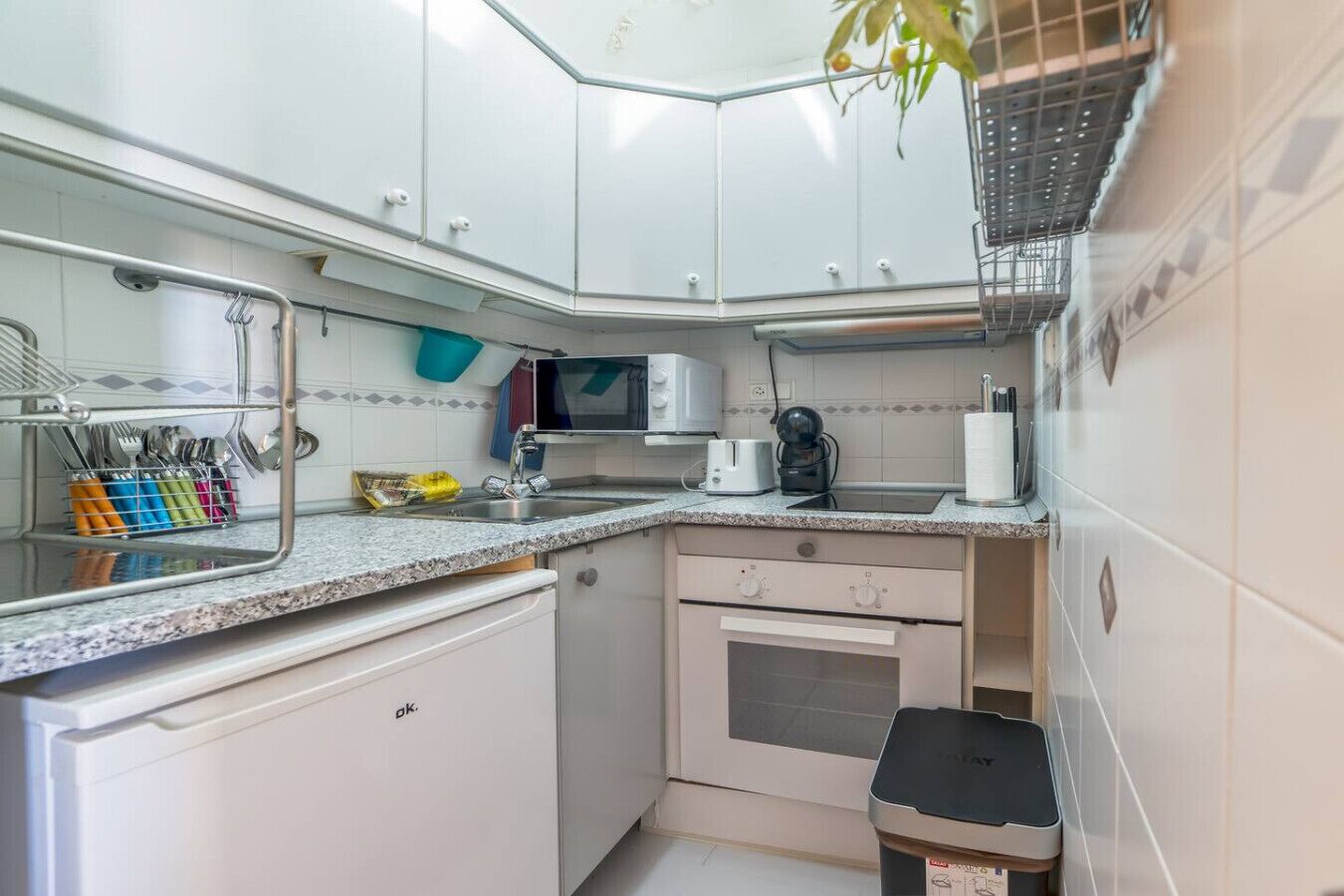 Een magnetron, een oven, een kookplaat, een koffiezetapparaat/waterkoker