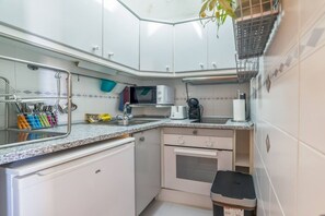 Een magnetron, een oven, een kookplaat, een koffiezetapparaat/waterkoker