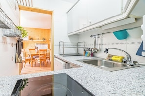 Een magnetron, een oven, een kookplaat, een koffiezetapparaat/waterkoker