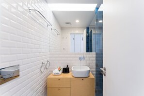 Dusche, Haartrockner, Handtücher, Seife