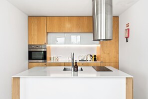 Fridge, microwave, oven, stovetop - Ceuta Flat | Charming Balcony Over Porto Rooftops (Porto)