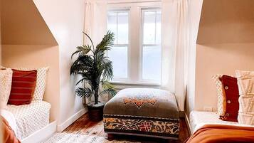 2 bedrooms, desk, iron/ironing board, WiFi