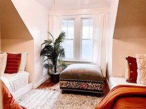 2 bedrooms, desk, iron/ironing board, WiFi