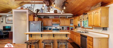 Kylskåp, mikrovågsugn, spishäll och diskmaskin