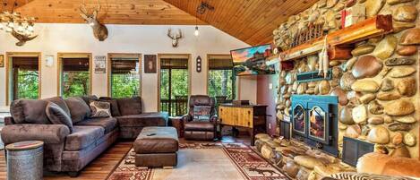TV, fireplace