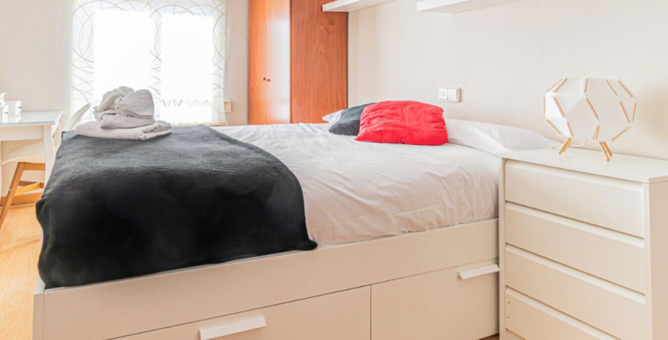 Bureau, fer et planche à repasser, Wi-Fi, draps fournis