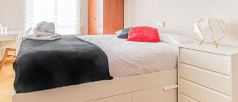 Bureau, fer et planche Ă repasser, Wi-Fi, draps fournis