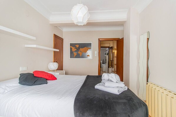 Desk, iron/ironing board, WiFi, bed sheets